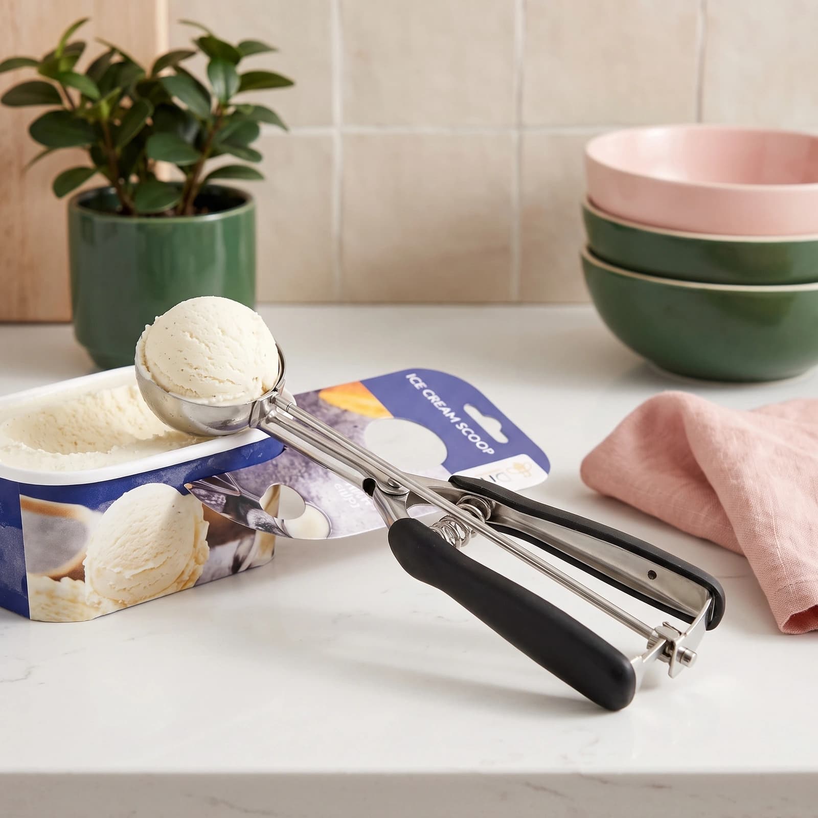 Metal Ice Cream Scoop - Black Handles - Kitchen essentials