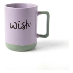 كوب سيراميك بنفسجي فاتح بيد وقاعدة خضراء، مكتوب عليه كلمة "wish" بالأسود. - view 3