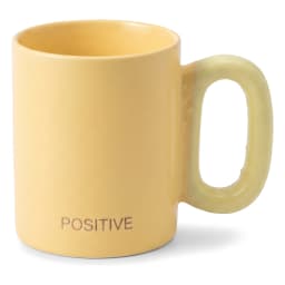 كوباية سيراميك صفراء فاتحة مكتوب عليها كلمة 'POSITIVE' ويد بنفس اللون، معزولة على خلفية بيضاء. - view 2