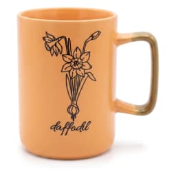 كوب سيراميك خوخي بنقشة زهور النرجس باللون الأسود وكلمة 'daffodil'، مع يد بلون أخضر زيتي متدرج. - view 2